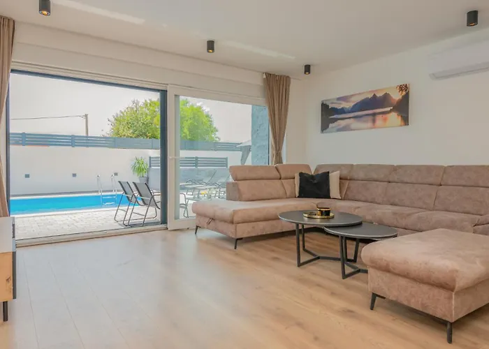 Villa Kristina - Makarska By Guide